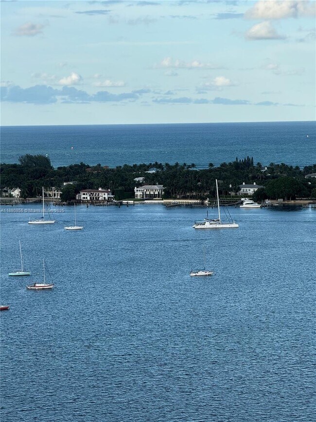 Building Photo - 5600 N Flagler Dr