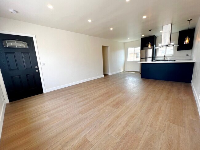 Building Photo - 2906 Carmona Ave