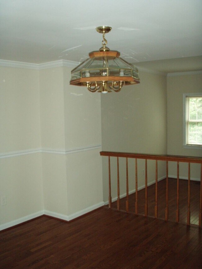 Building Photo - Classic 4 Bed 3.5 Bath Brick Townhome With...