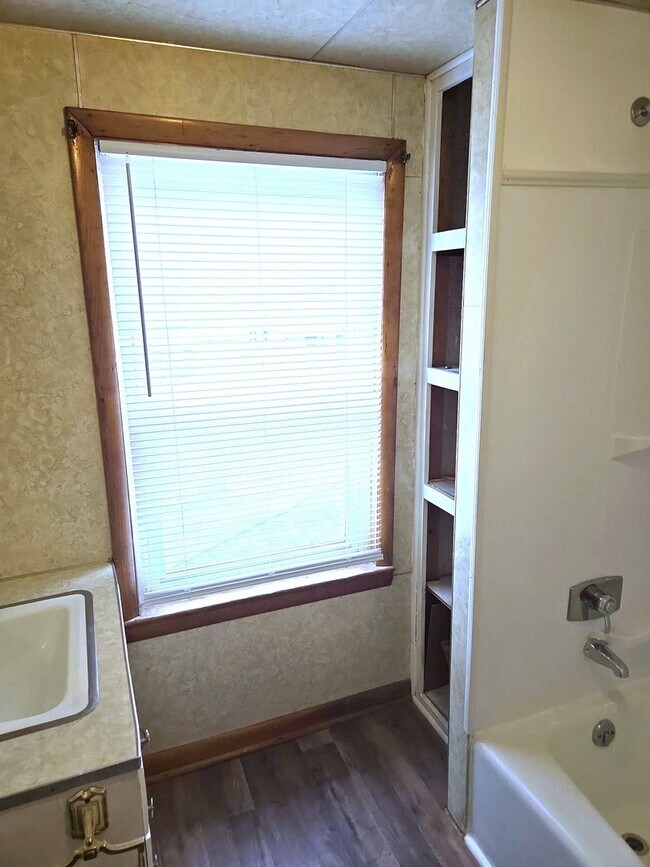 Building Photo - Spacious 3-bedroom single-family home in C...