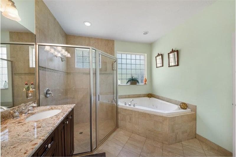 Building Photo - 2220 W Pineridge Ct