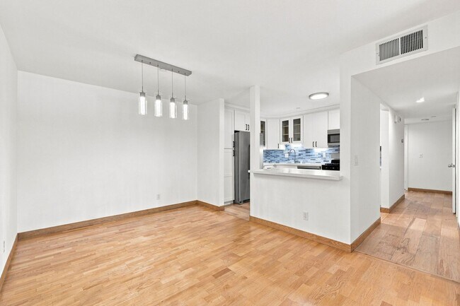 Building Photo - 49 Showers Dr