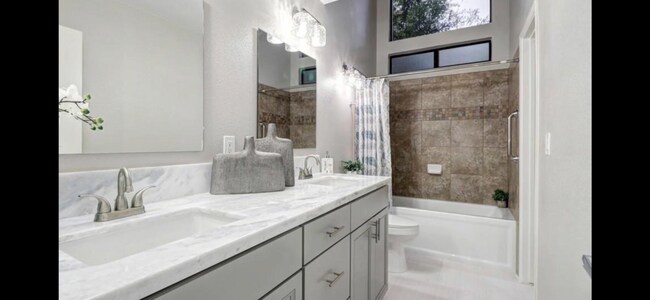 Building Photo - Spacious and beautiful 3 bedroom 2 bath ho...