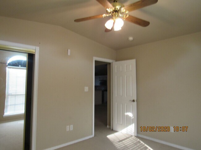 Building Photo - Great Eastside Home!