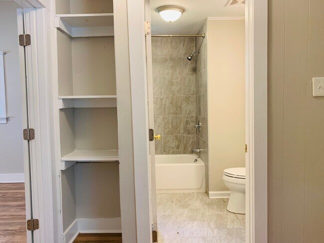 Building Photo - Wow! Grant Park Location! 3 bed, 2 bath, h...