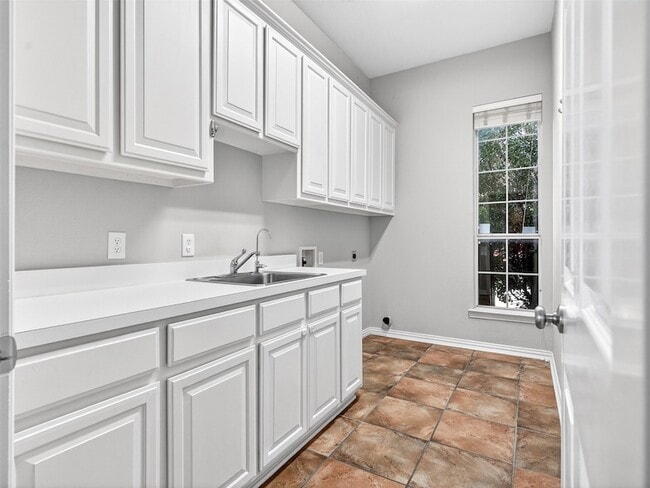 Building Photo - 1210 Forest Hills Dr