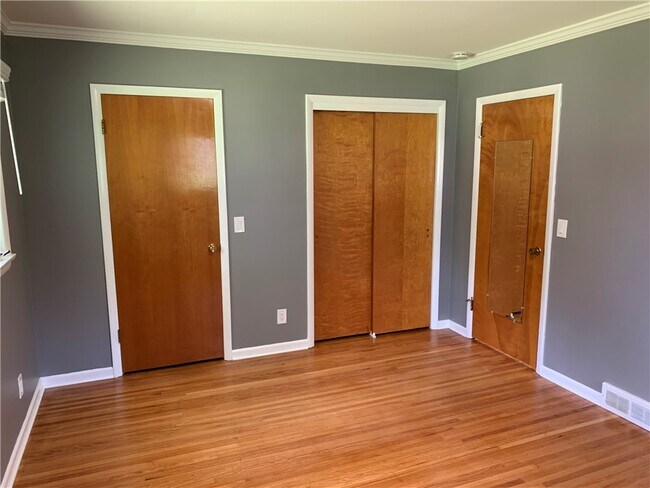 Building Photo - 20 Pine Hill Dr