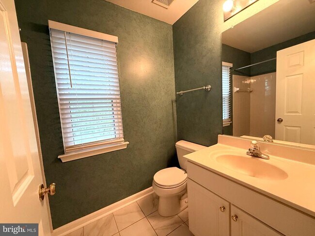 Building Photo - 8 Diamond Hill Ct