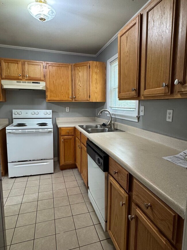Building Photo - Move in Ready Prairie Village Ranch + Fenc...