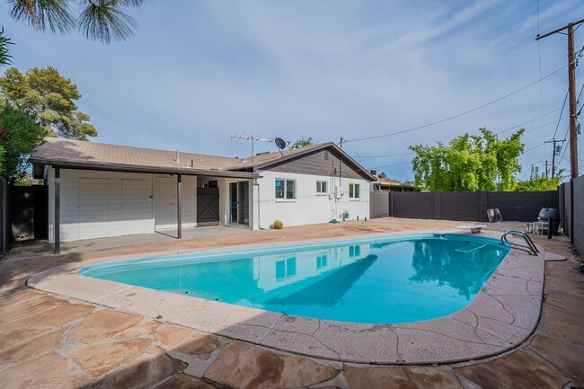 Building Photo - Great home in Tempe with a pool!