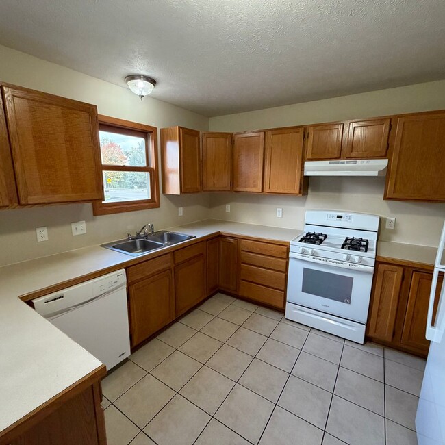 Building Photo - Large 3 bedroom duplex - move in ready!