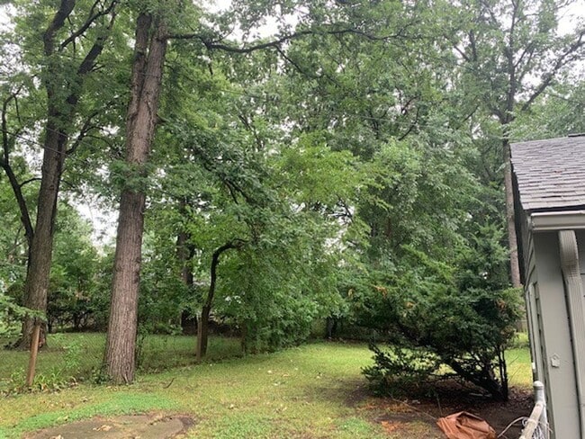 Building Photo - Spacious 4 Bed / 2 Bath Home with Large Ba...