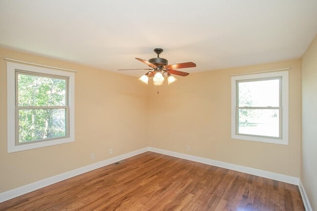 Building Photo - 2425 Mansker Dr