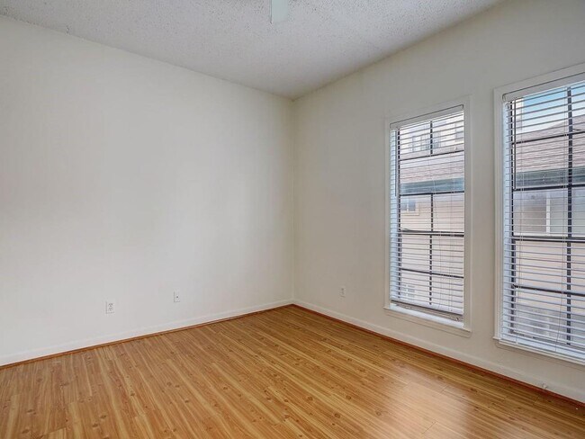 Building Photo - 711 W 21st St