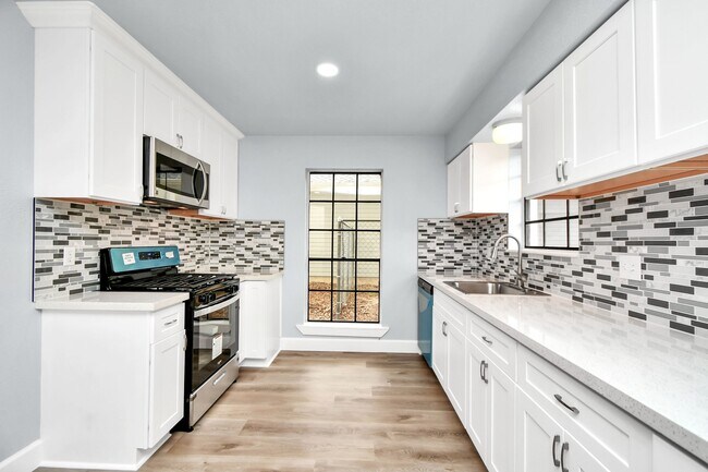 Building Photo - 6411 Hollow Oaks Dr