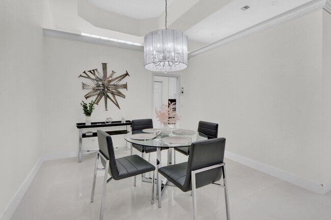 Building Photo - 6564 Somerset Cir