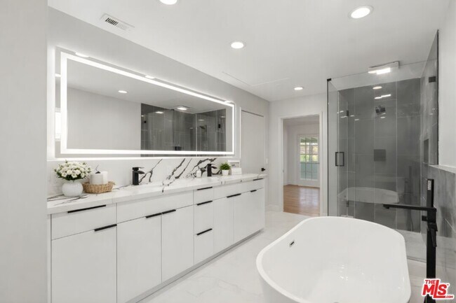 Building Photo - 2522 Armacost Ave