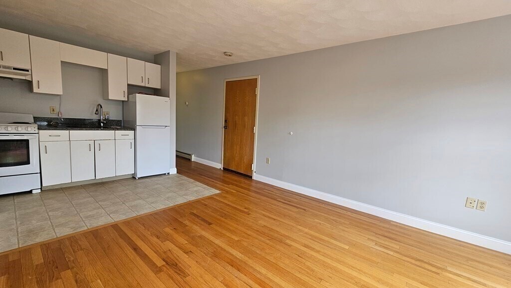 Building Photo - 73 River St