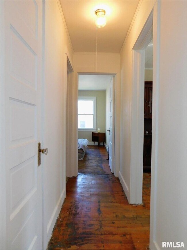 Building Photo - 2 bedroom single family home with one car ...