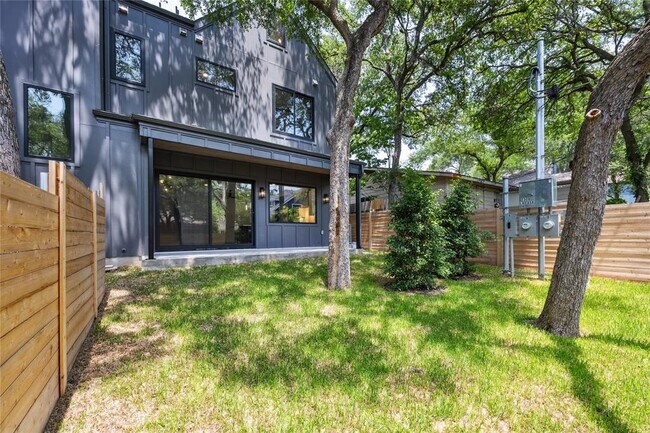 Building Photo - 2309 La Casa Dr