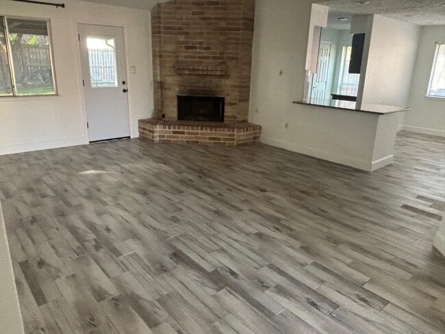 Building Photo - 7307 Crystalglen Dr