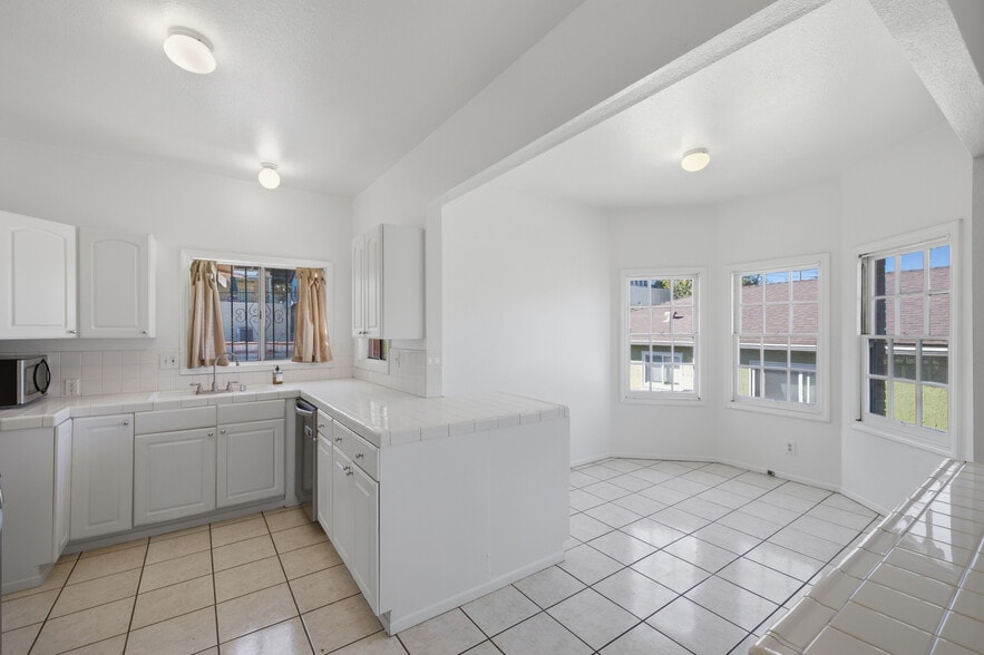 Building Photo - 1097 S Orange Dr
