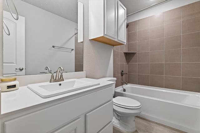 Building Photo - 2200 Davenport Dr