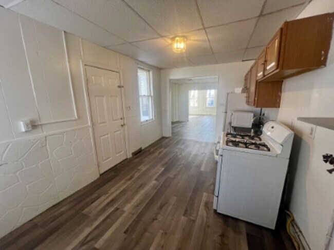 Building Photo - AVAILABLE FOR SHOWING!!! 4BR / 1BA.