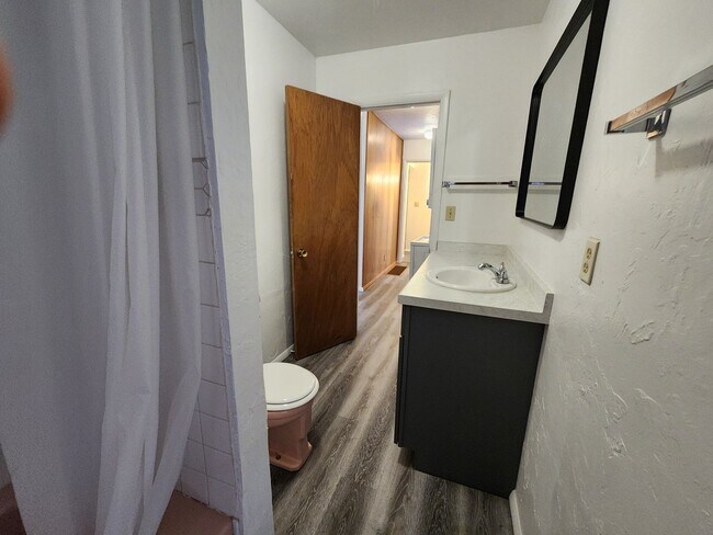 Building Photo - 221 - Steelhead Ave Duplex