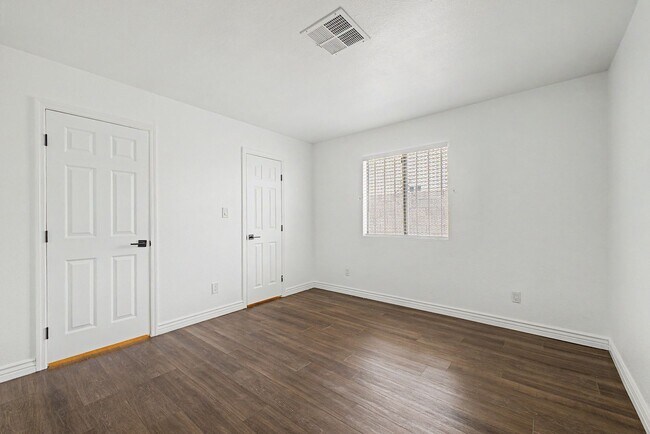 Building Photo - 1438 E Adams St