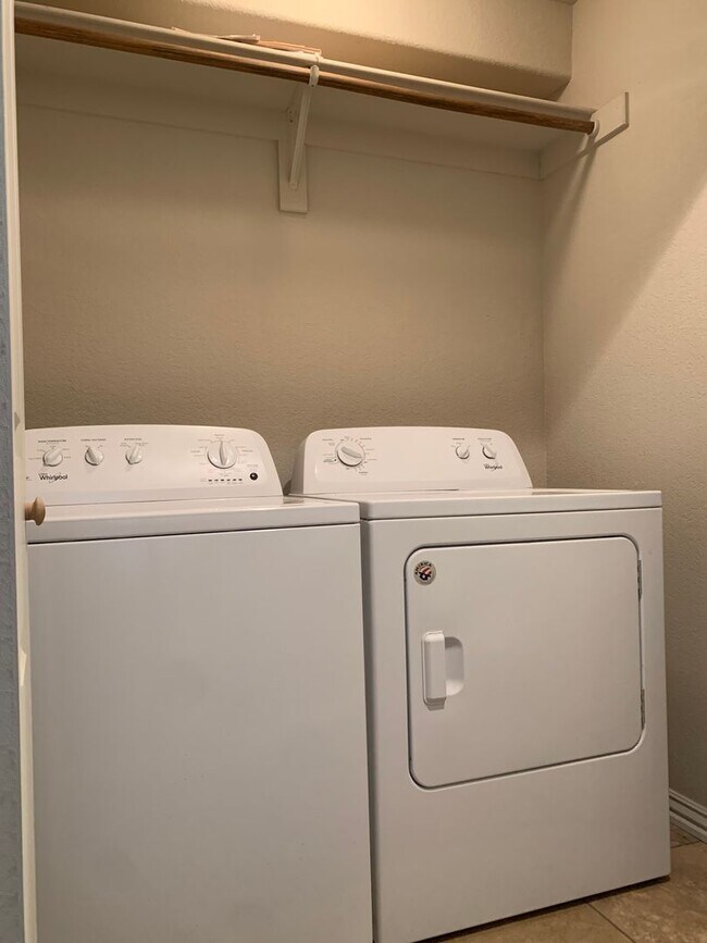 Building Photo - 3-Bedroom, 2.5-Bath TOWNHOME IN ROGERS!!!!