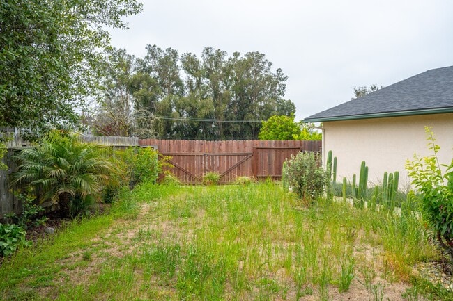 Building Photo - 885 Peregrine Ln