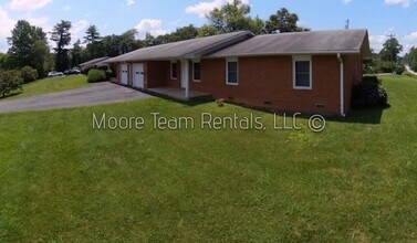 Building Photo - 2/2 & Office - Spacious Duplex
