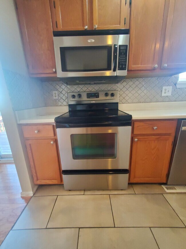 Building Photo - 3 Bedroom Home w Extra Room and 2 Car Garage in Stratford Lakes!