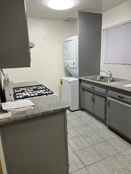 Primary Photo - 1147-1151 Irving Ave