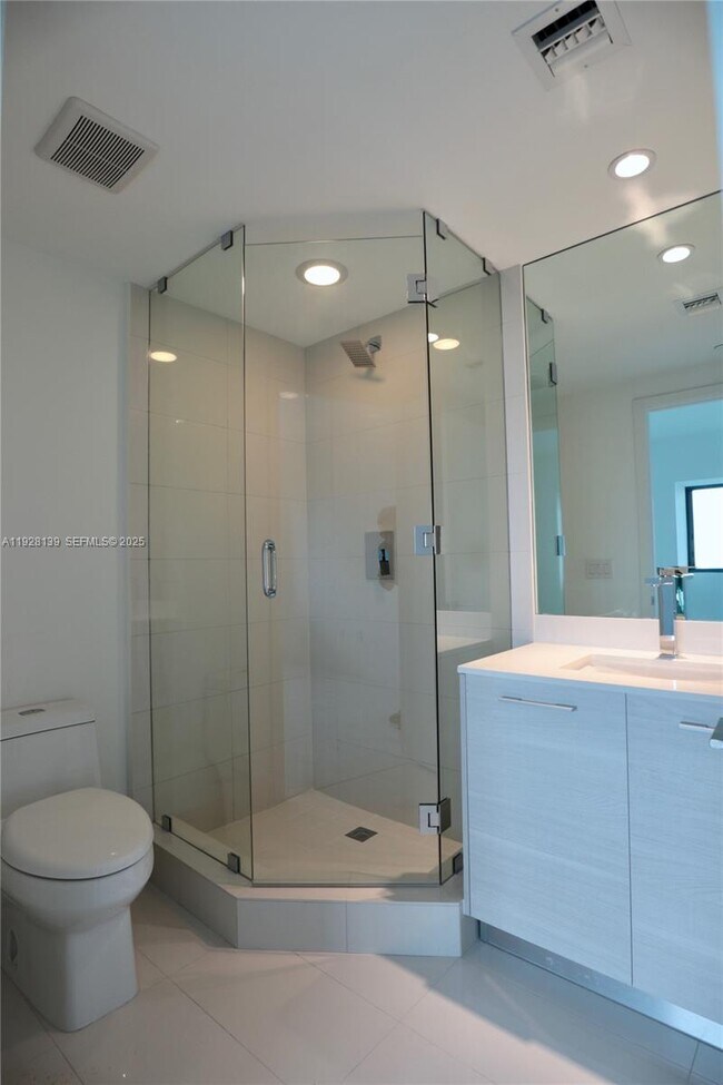 Building Photo - 650 NE 32nd St