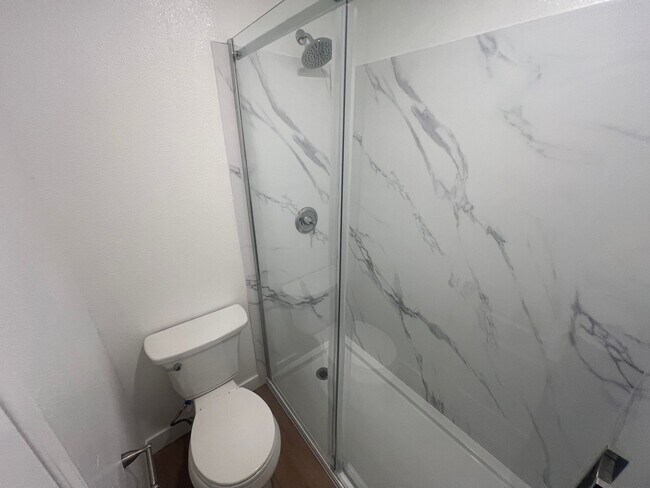 Building Photo - 1 Bedroom Condo in North Pacific Beach!