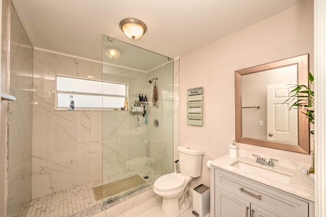 Building Photo - 621 Lakeshore Terrace