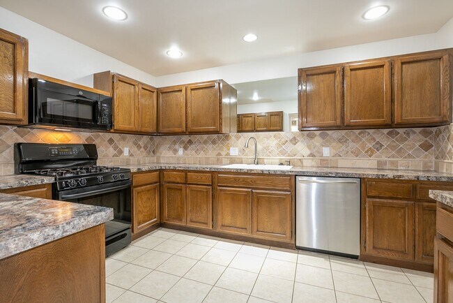Building Photo - 3 Bed | 2 Bath Duplex in Central Tulsa!