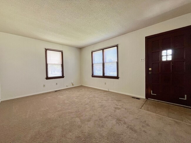Building Photo - 2 Bed 1 Bath House with Garage
