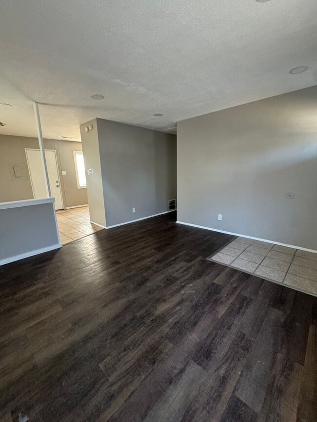 Building Photo - Charming 3-Bedroom Home in Gary