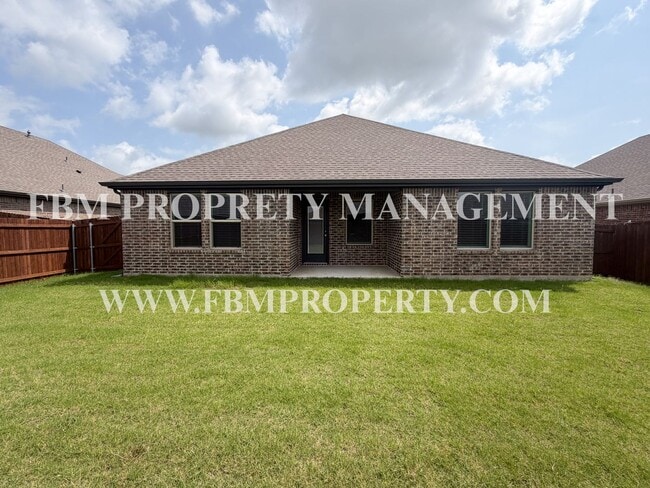Building Photo - 329 Thoroughbred St