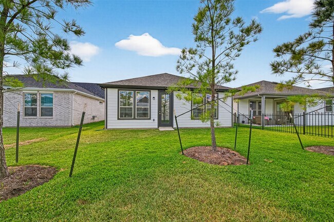 Building Photo - 8047 Prospect Dr