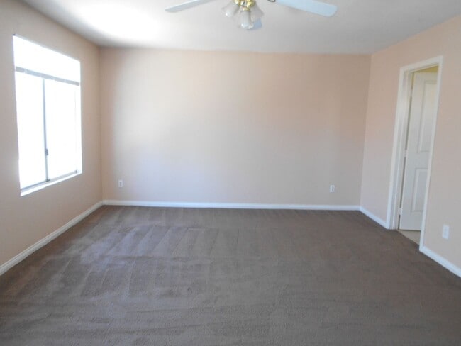 Building Photo - Spacious 4 bedroom Home Located in the Desirable Area of Henderson!