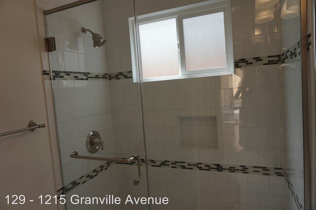 Interior Photo - 1215 Granville Ave
