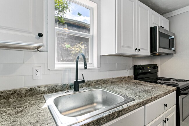 Building Photo - 1424 E 25th St