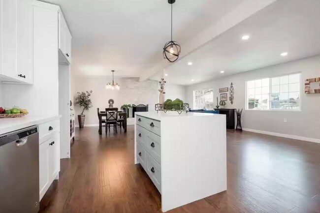Building Photo - 5 Bedroom Updated Clairemont Home (Perfect...