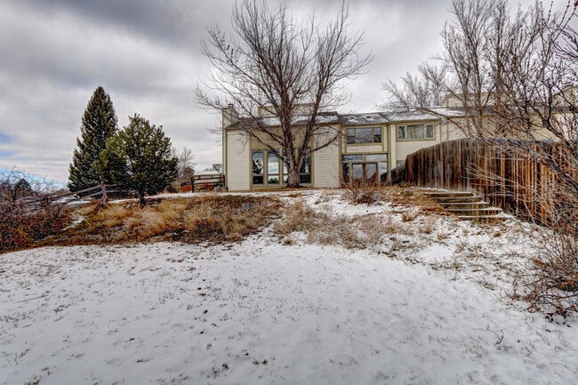 Building Photo - Unique, Rustic, and Spacious Living! Walk ...