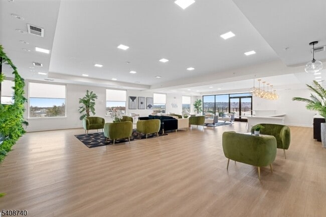 Building Photo - 321 E 3rd St