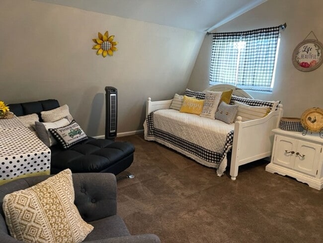 Building Photo - 2 BEDROOM 2 BATH+ LOFT - 1 ACRE - UNFURNISHED or FURNISHED